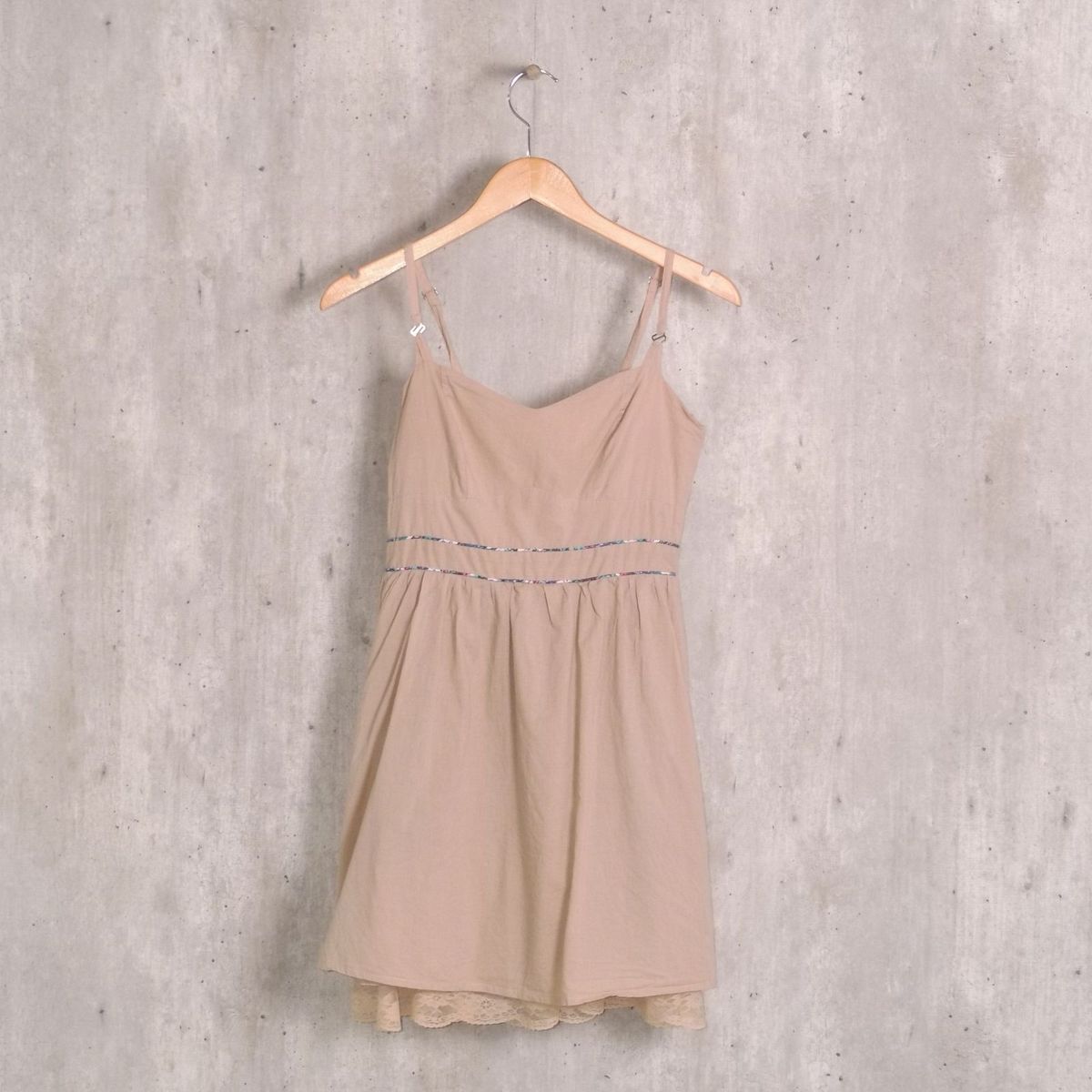 vestido bege rodado