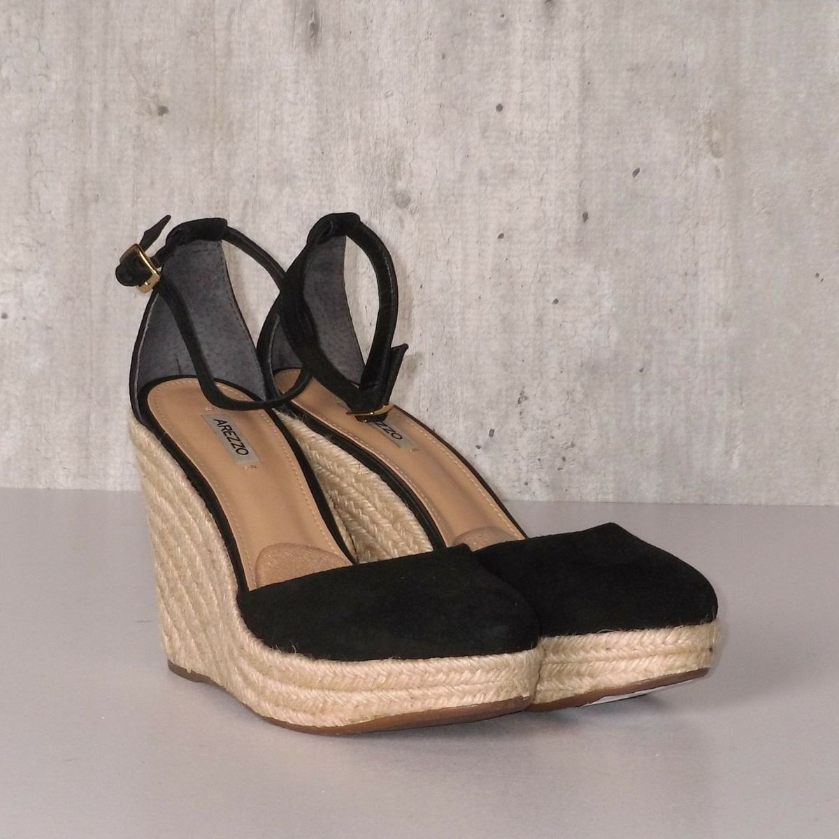 sandalia anabela preta arezzo