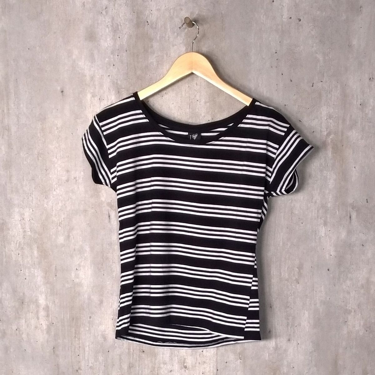blusas femininas branca e preta