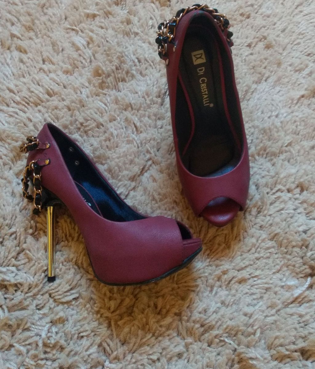 sapato vermelho marsala