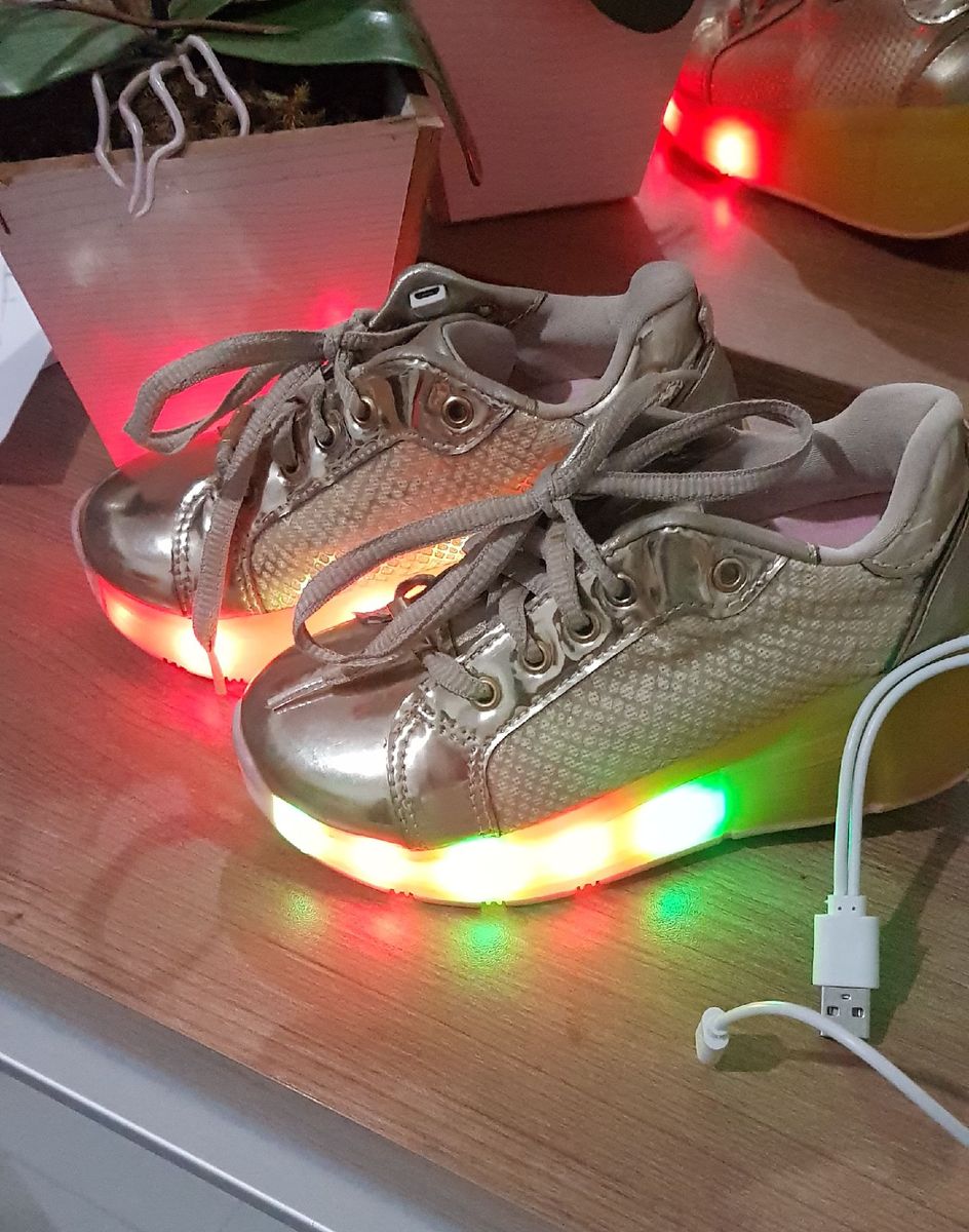 tênis pampili rodinha led dourado