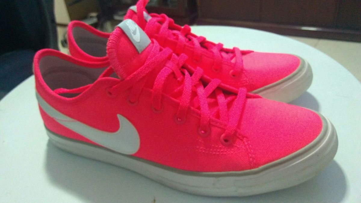 tenis nike rosa fluorescente