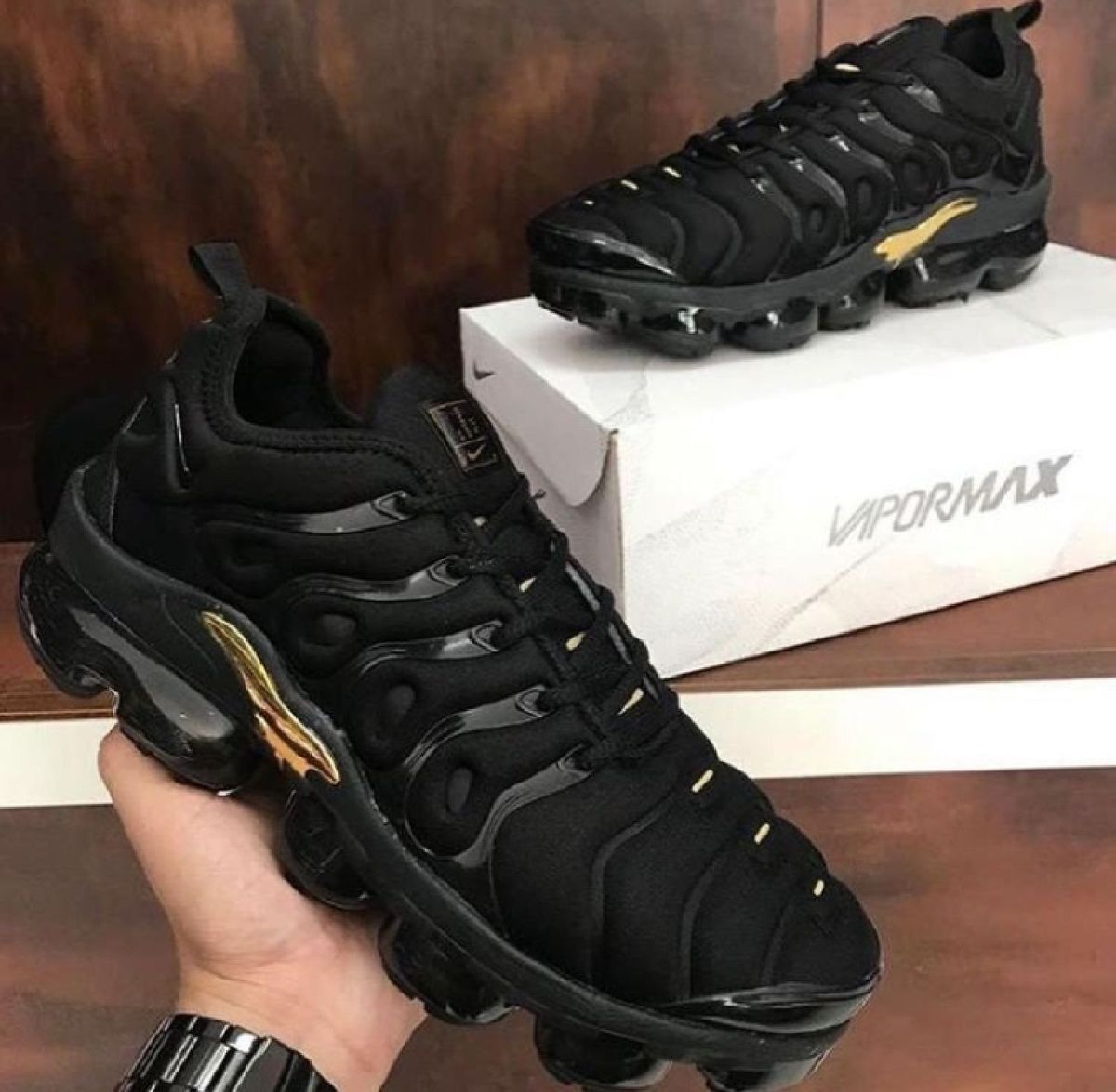 vapormax plus preto com dourado