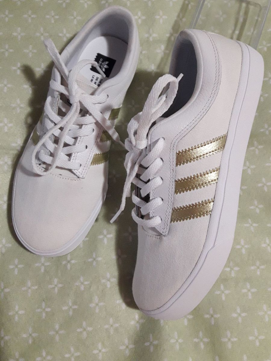 adidas com listras douradas