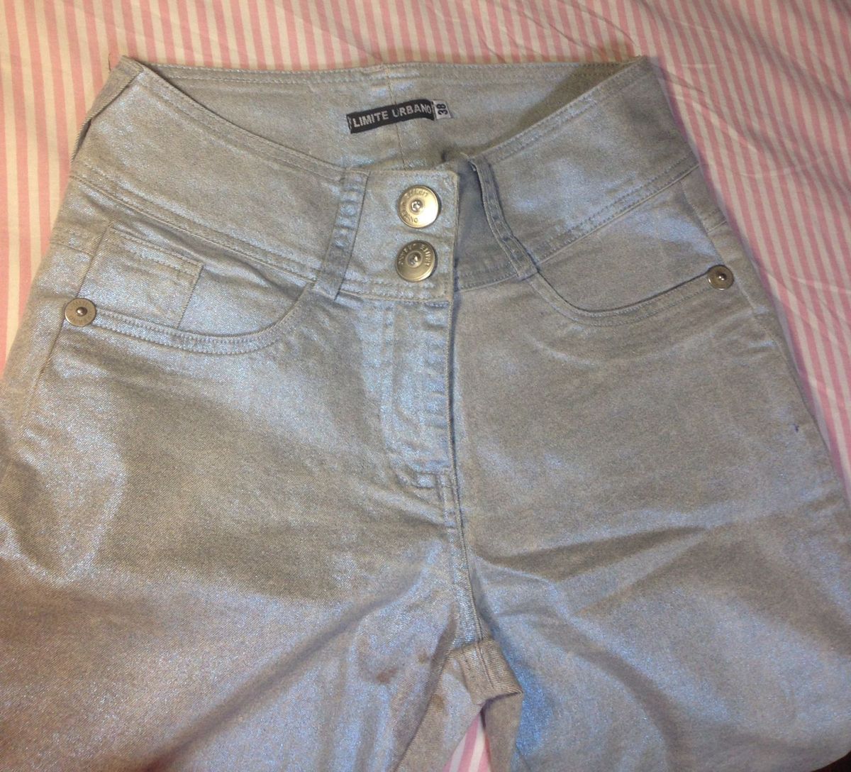 calça brilhante cintura alta