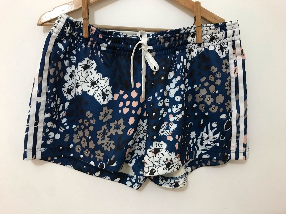 short adidas feminino florido