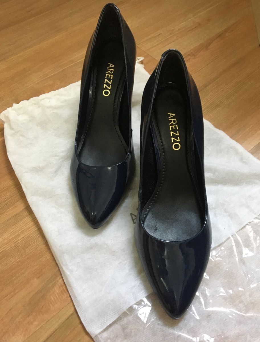 scarpin azul marinho arezzo