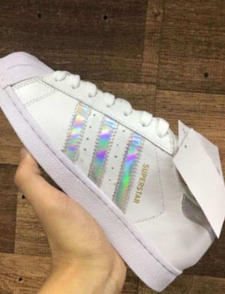 tênis da adidas holográfico