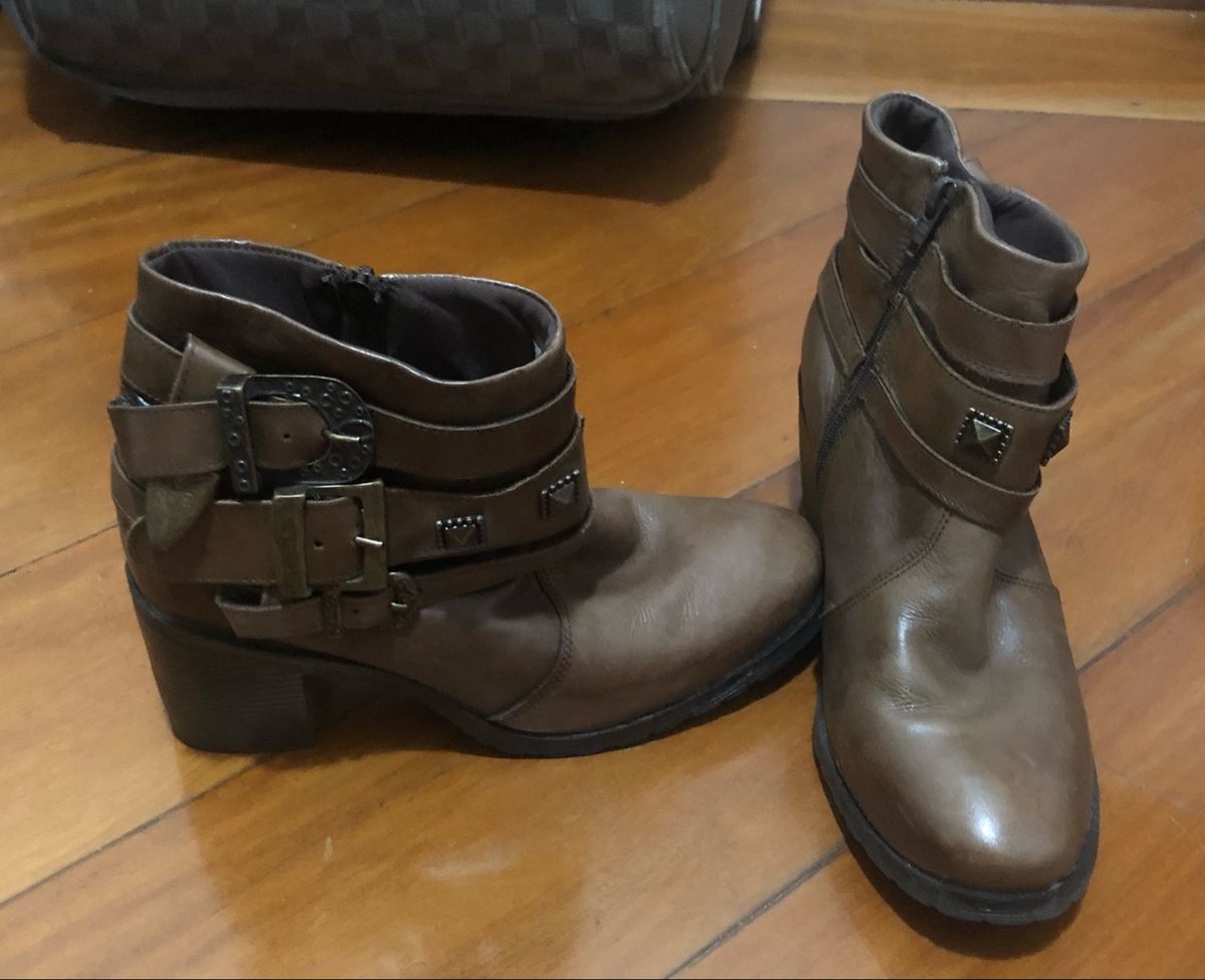 bota fivelas constance