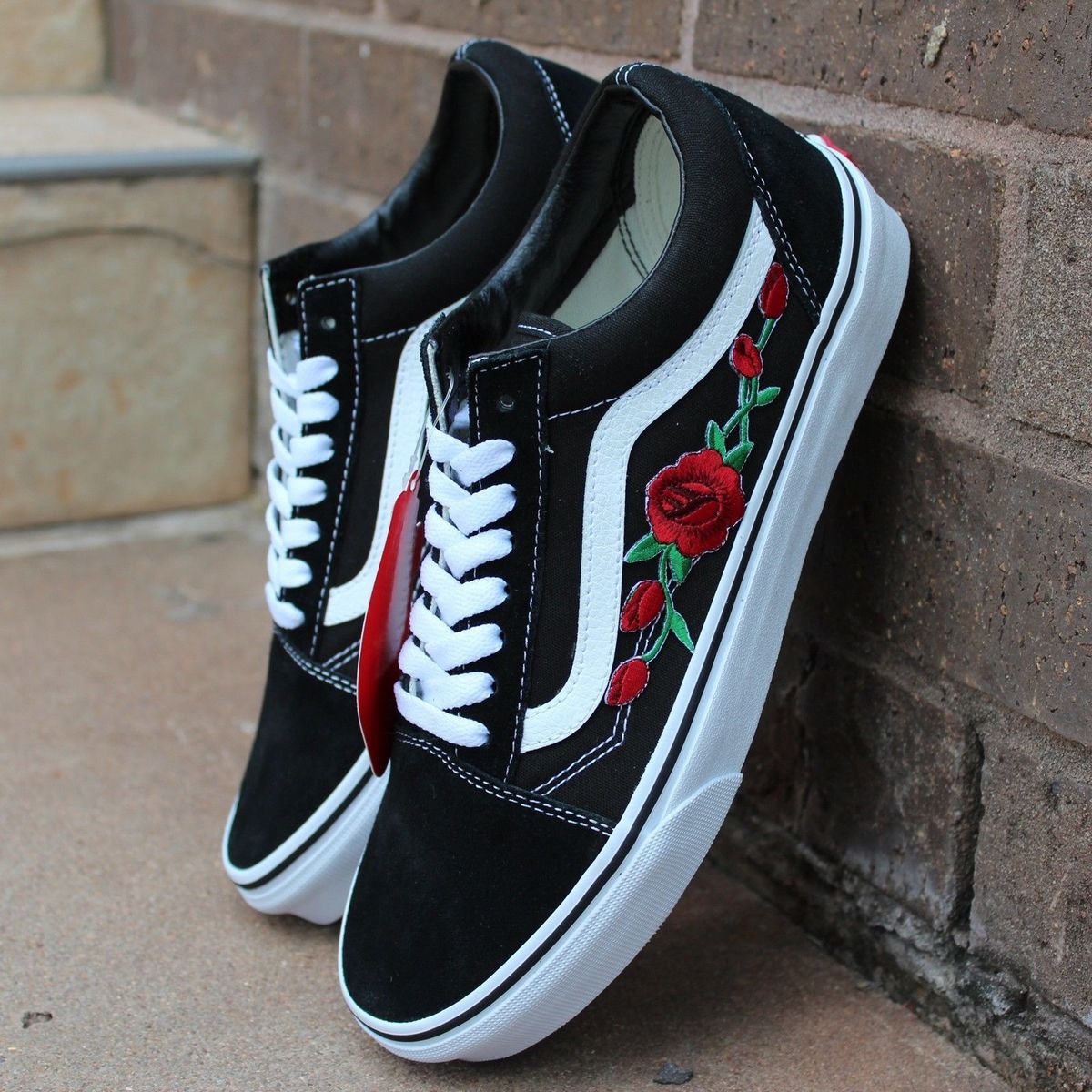 tenis vans com flor vermelha