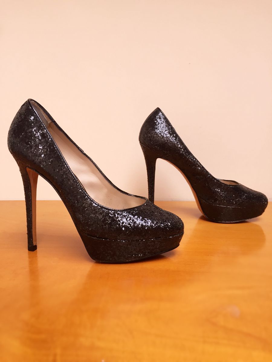 sapato preto com brilho