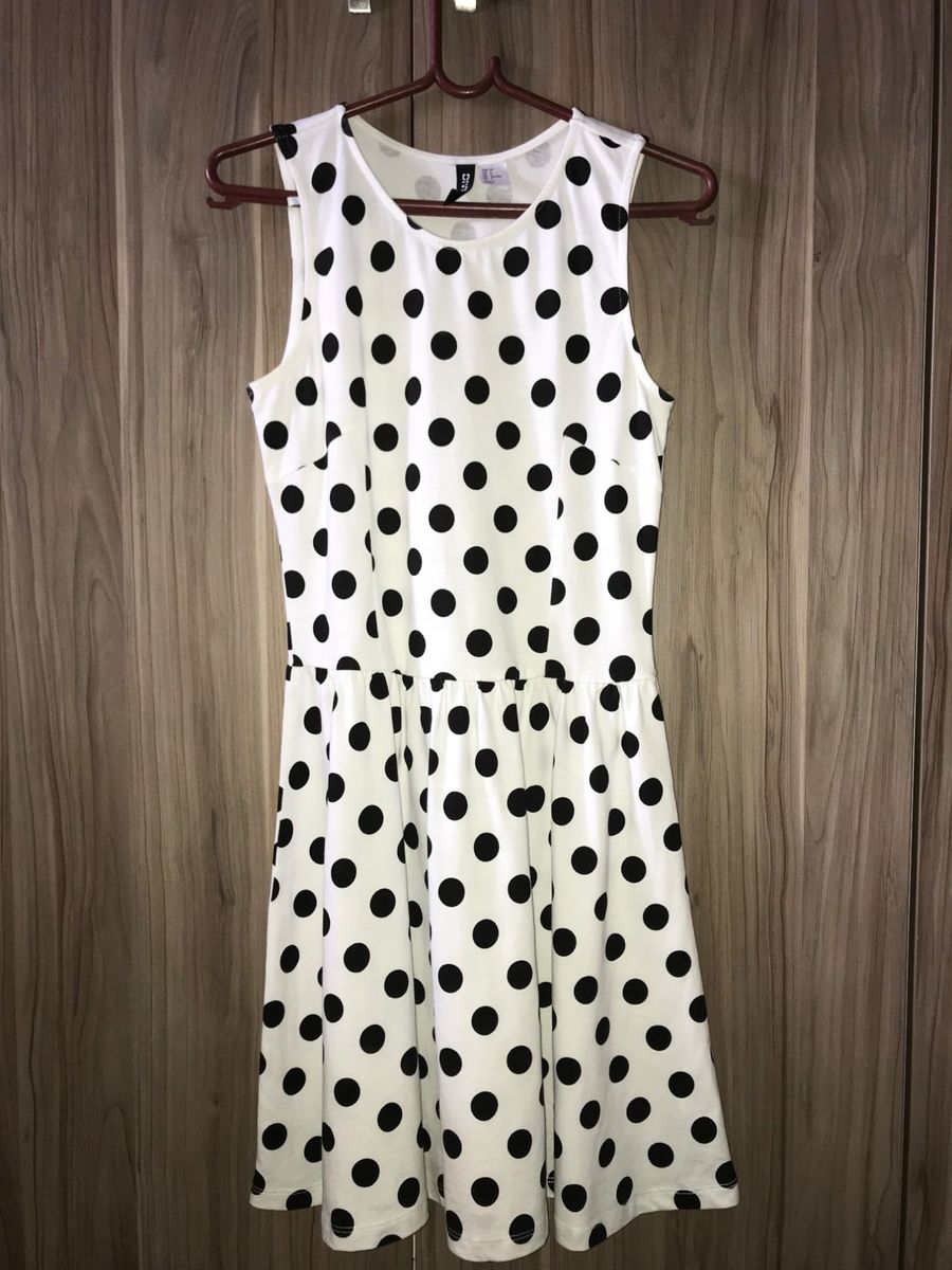 vestido branco com bolinhas