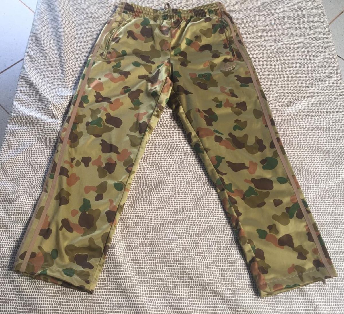 calça camuflada adidas