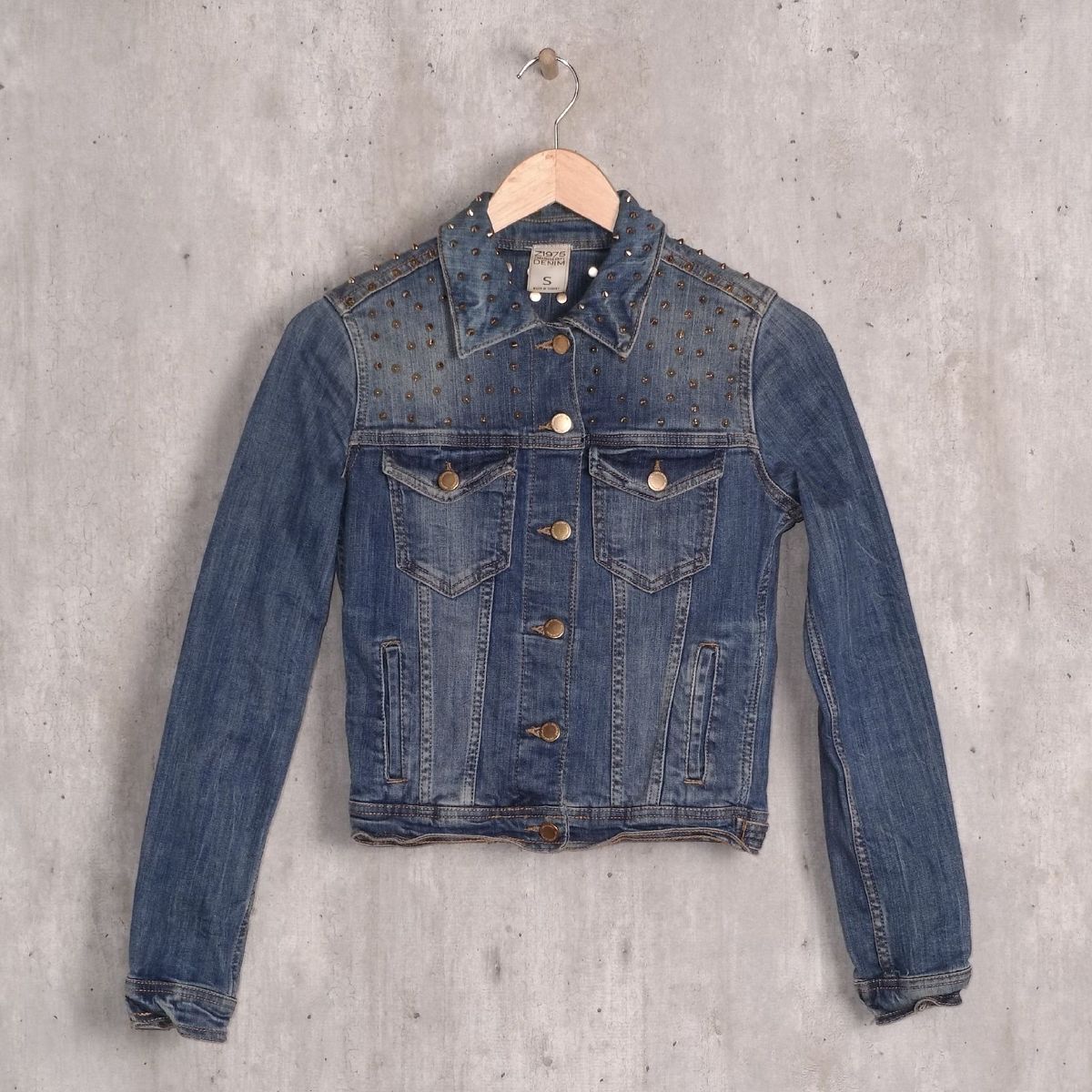 jaqueta jeans feminina com spikes