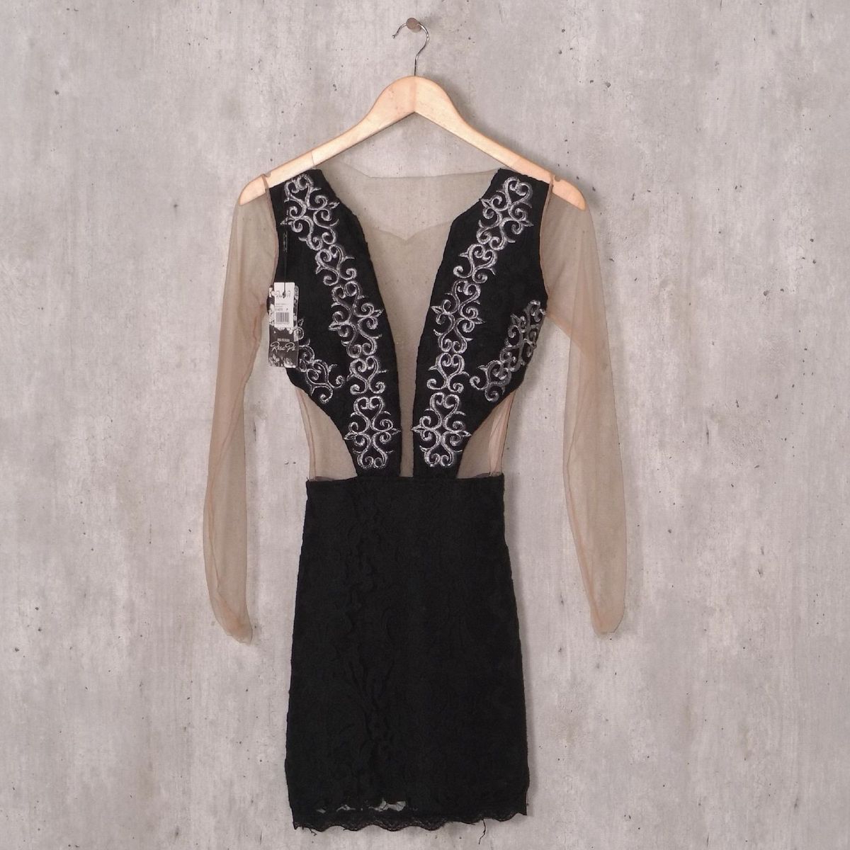 vestido preto com renda rosa