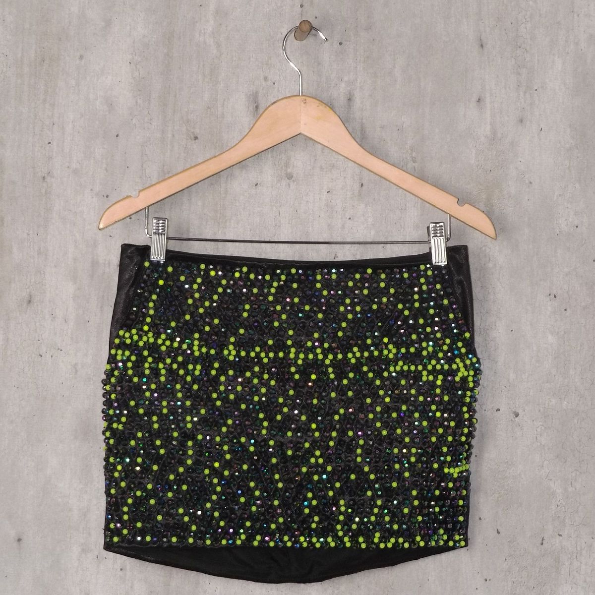 saia preta com pedraria