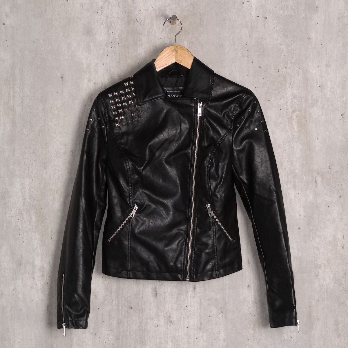 jaqueta de couro com spikes feminina