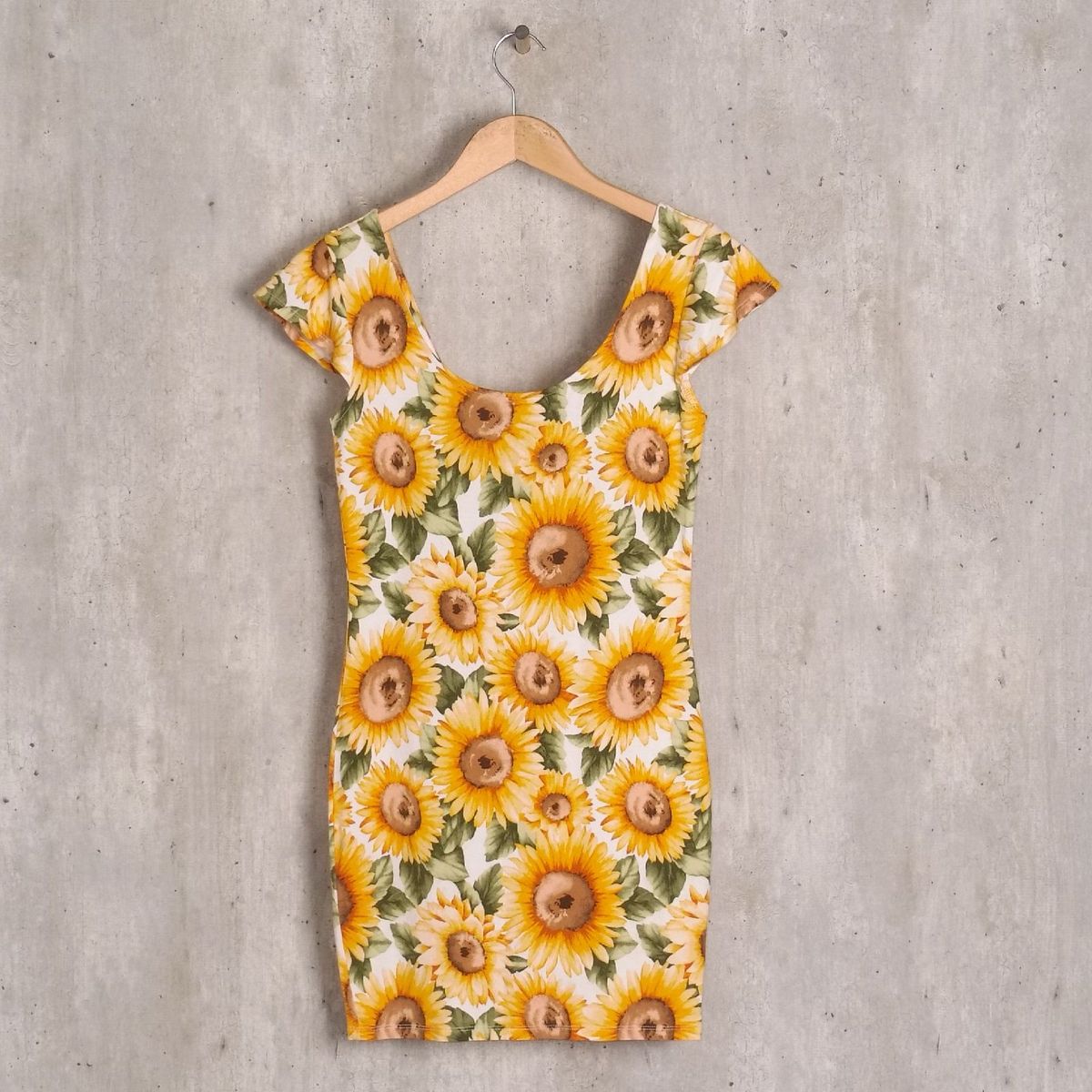 vestido preto com flores amarelas