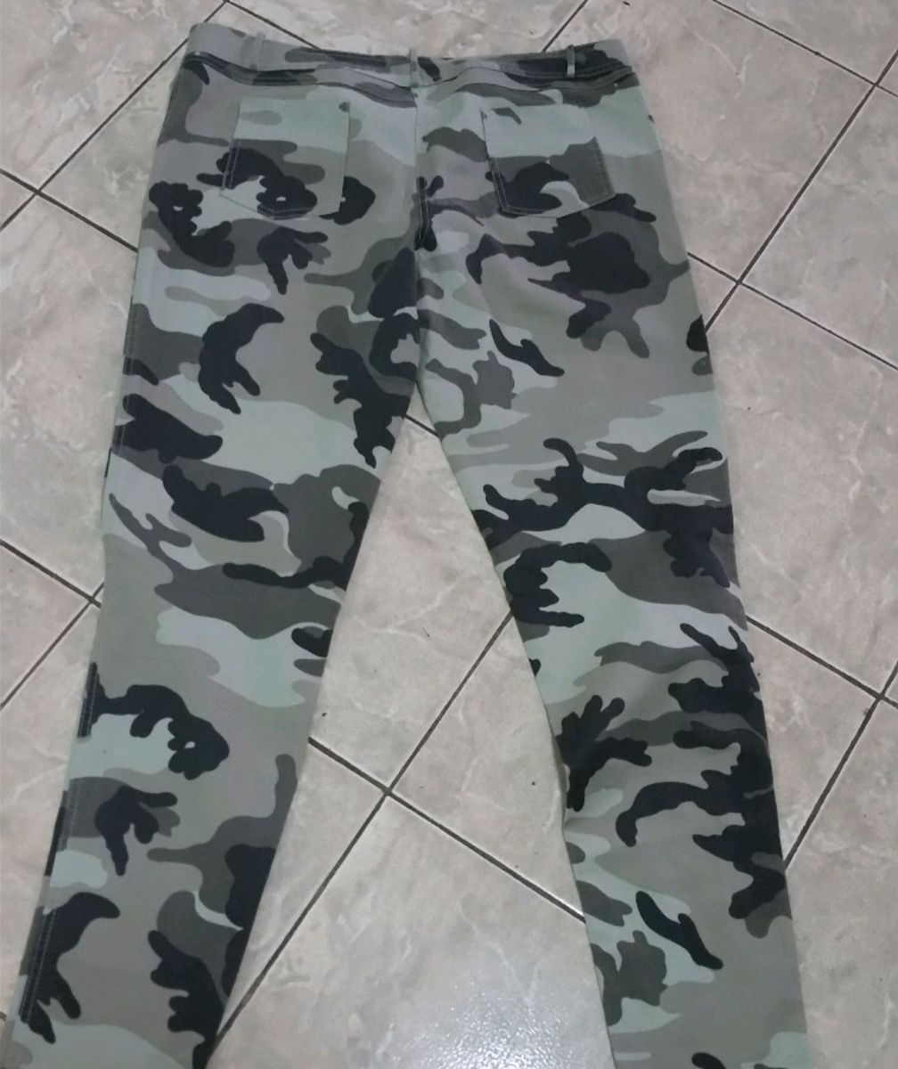 calça camuflada plus size feminina