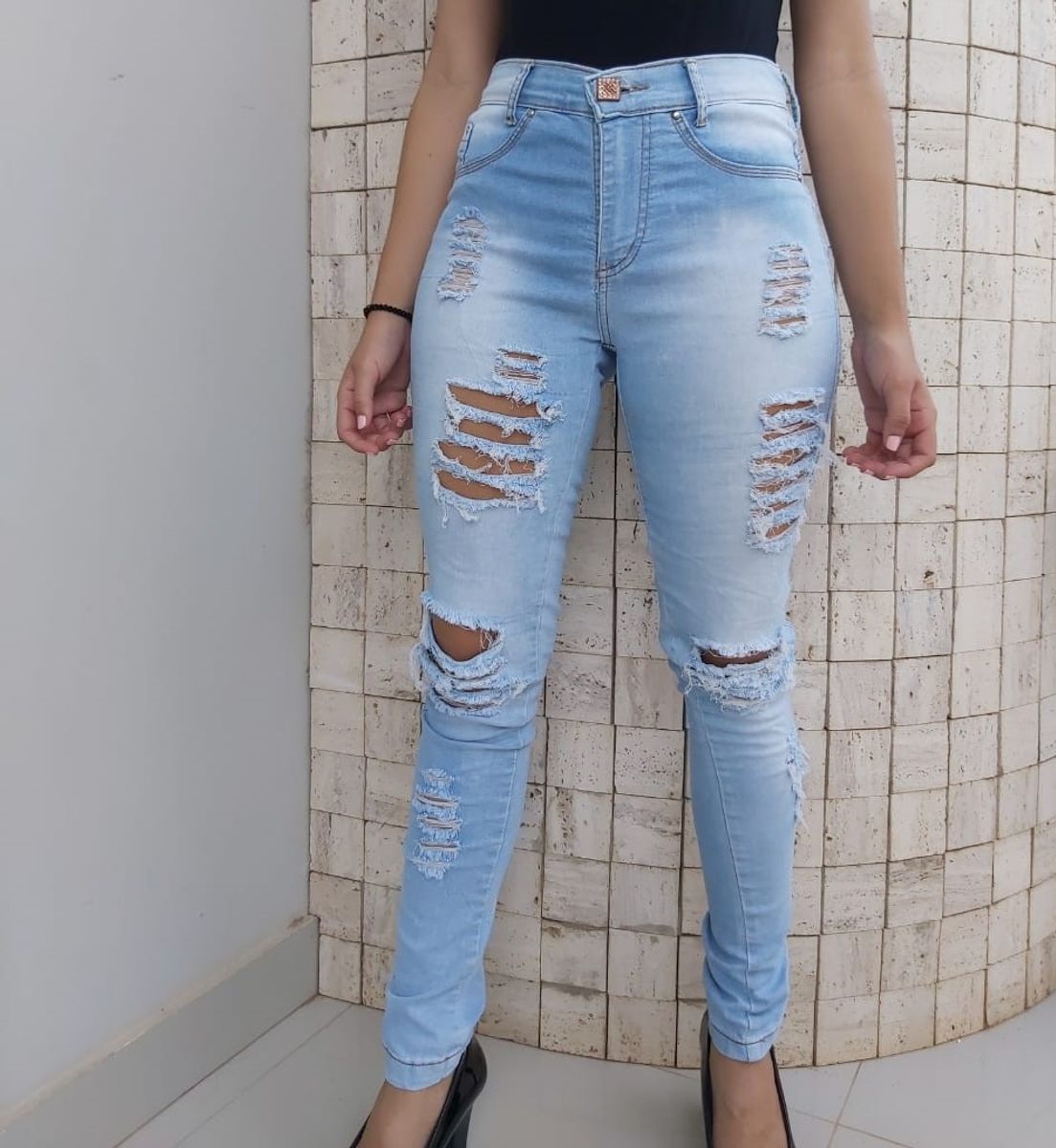 calça clara rasgada feminina