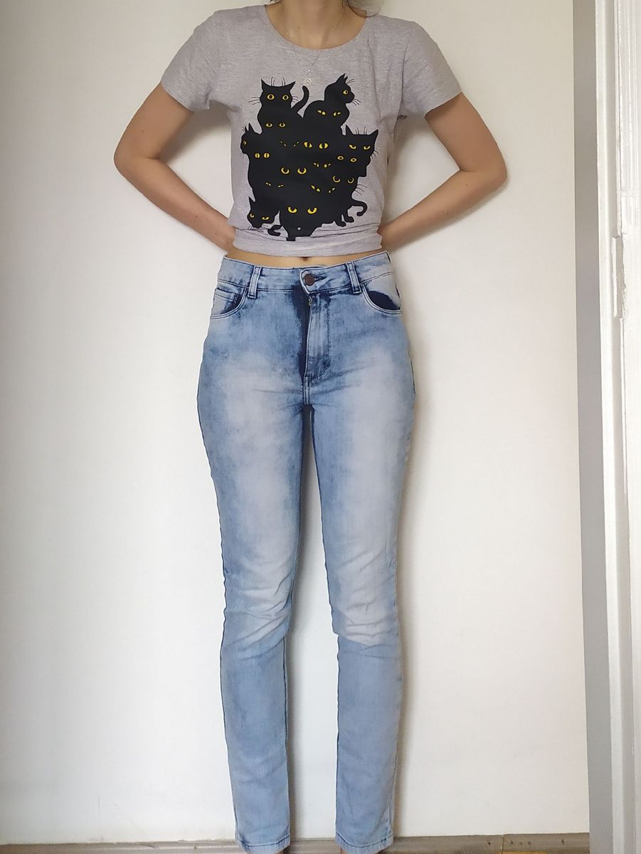 calça jeans clara manchada feminina