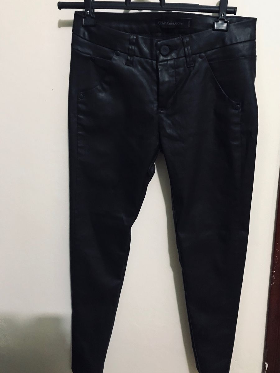 calça resinada preta feminina