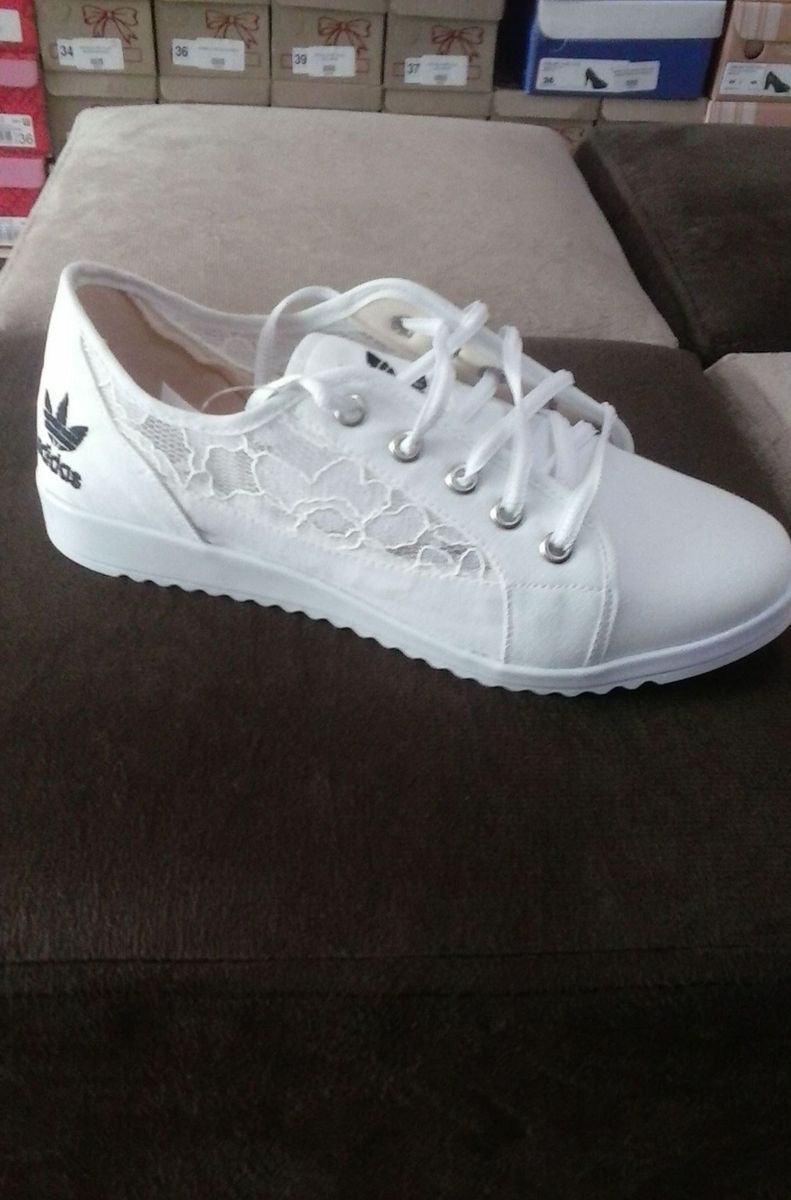tenis adidas com renda na lateral