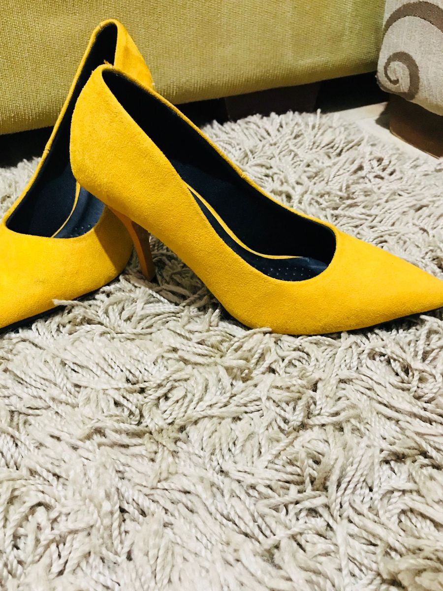 scarpin amarelo beira rio