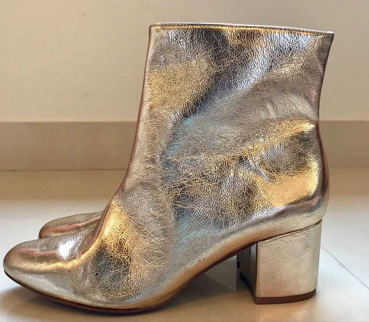 bota schutz dourada