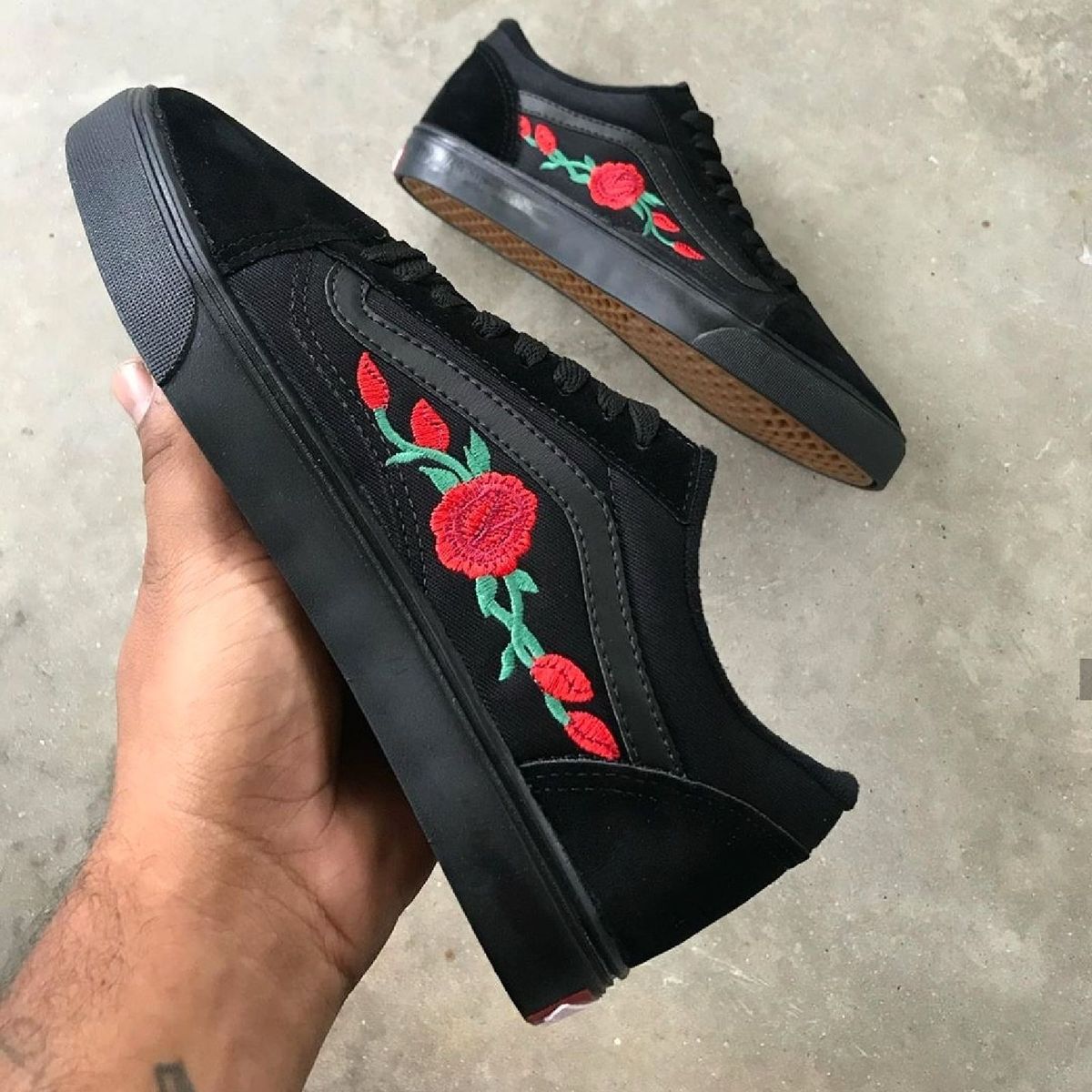 tenis vans preto com flores vermelhas