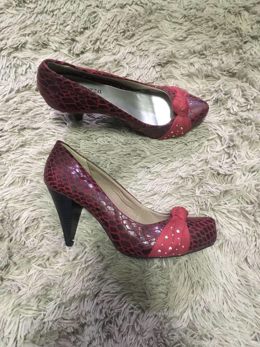 scarpin vermelho croco