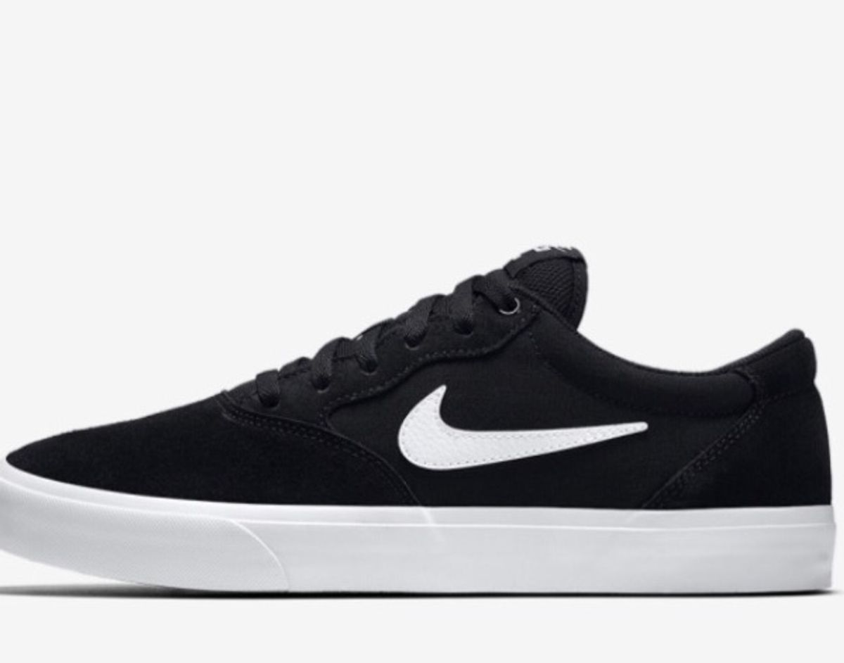 tenis nike preto com simbolo branco