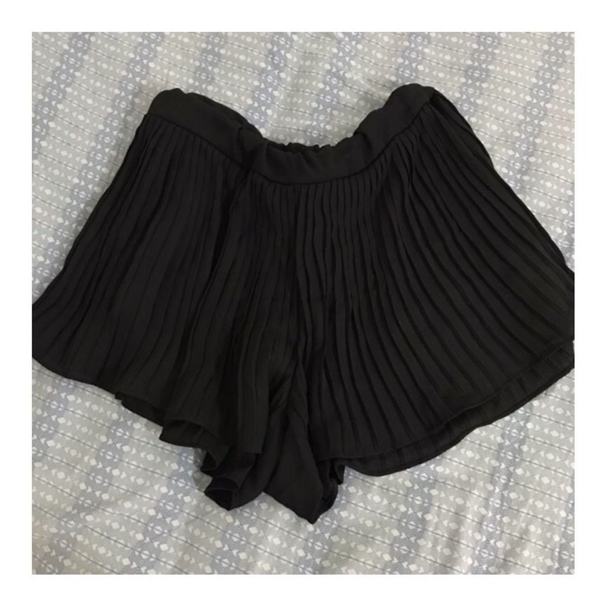 short plissado preto