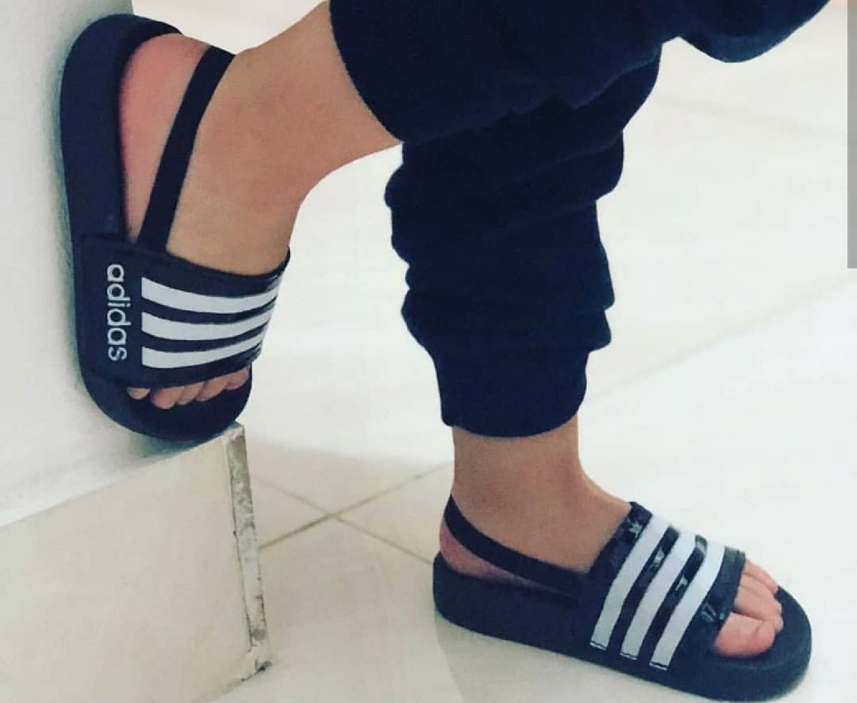 chinelo adidas menino