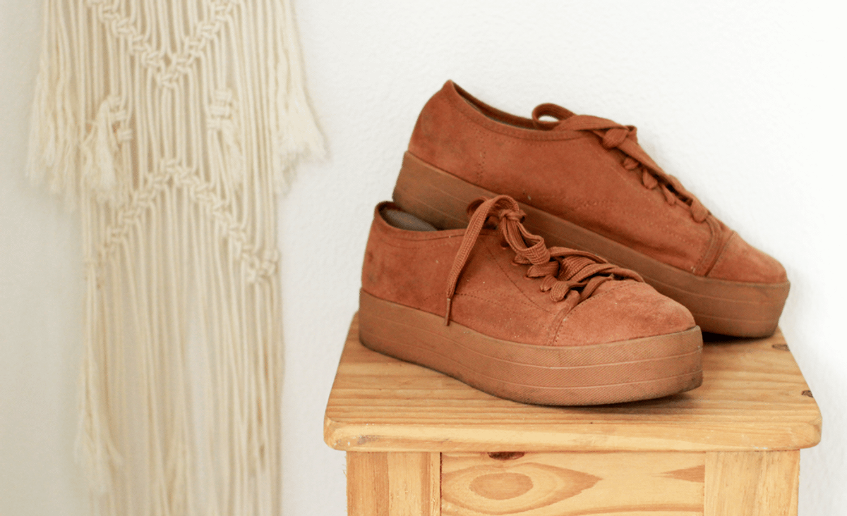 tenis flatform moleca caramelo