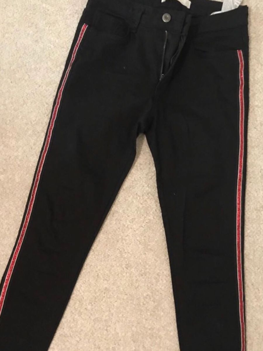 calça preta com listra vermelha na lateral