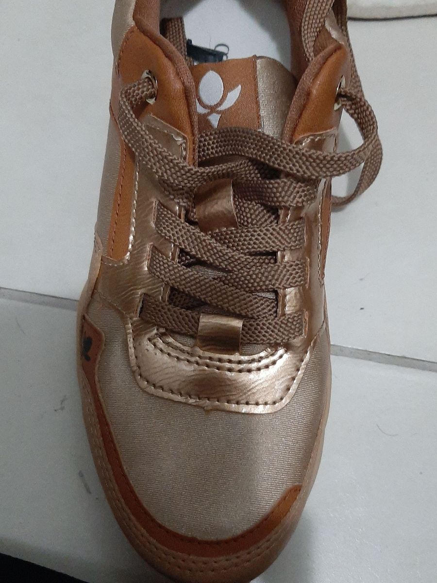 tenis cravo e canela dourado