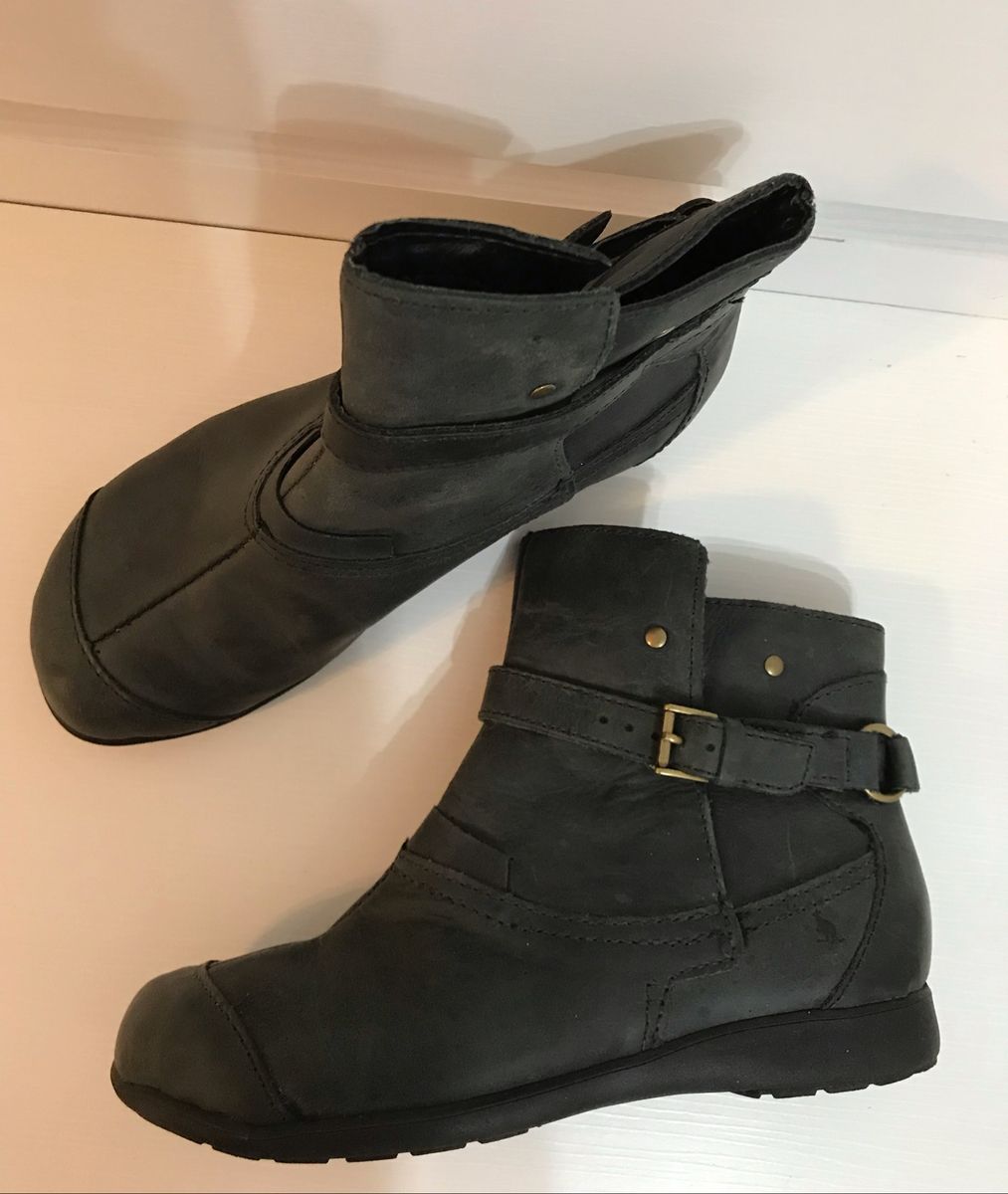 bota cano curto plastico