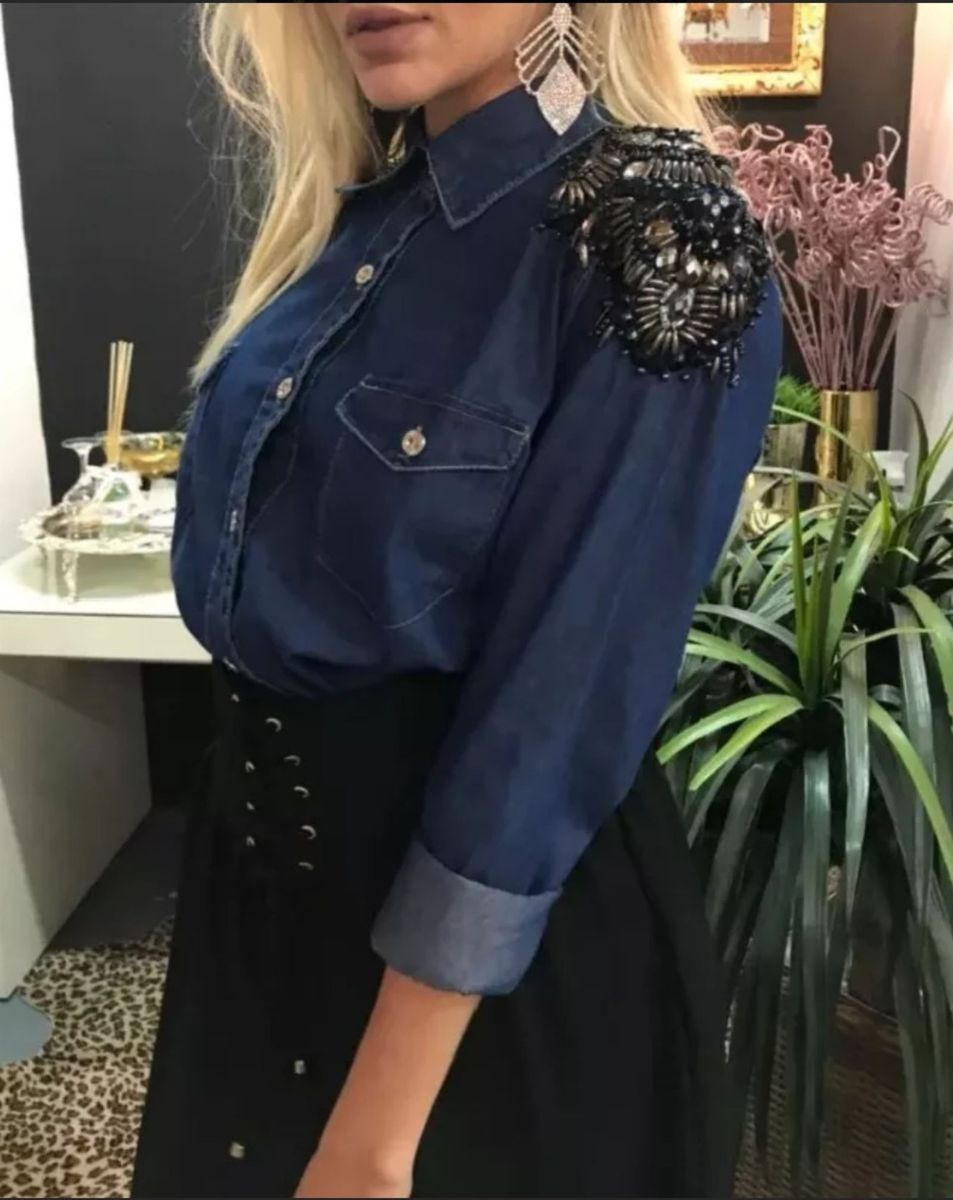 camisa jeans bordada com pedraria
