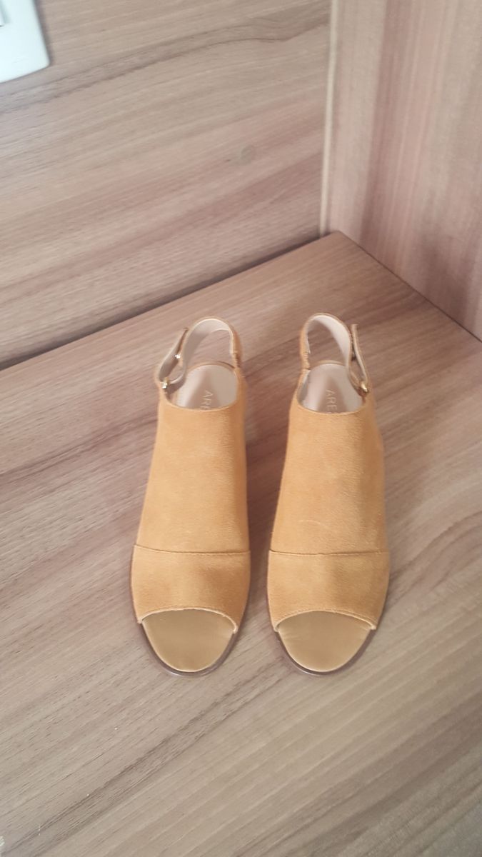 sandalia abotinada arezzo