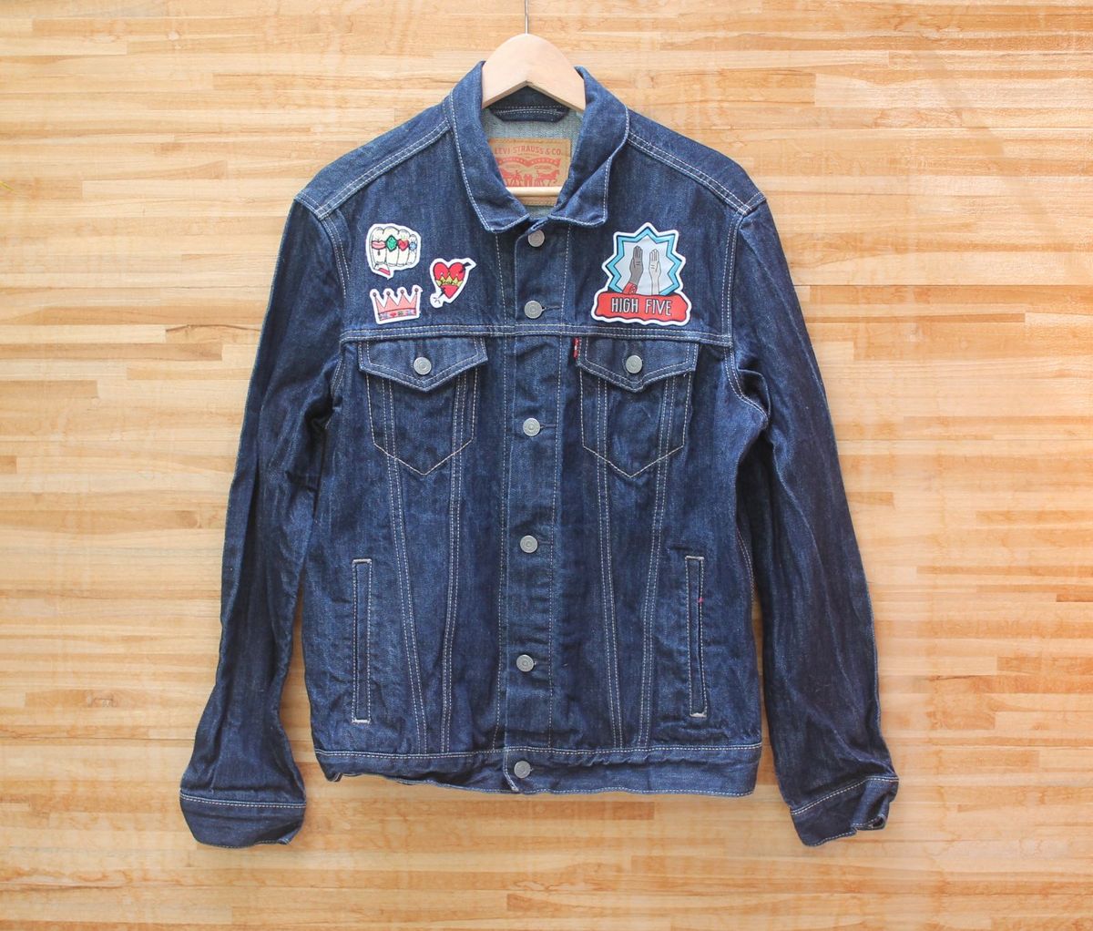 jaqueta com patches feminina