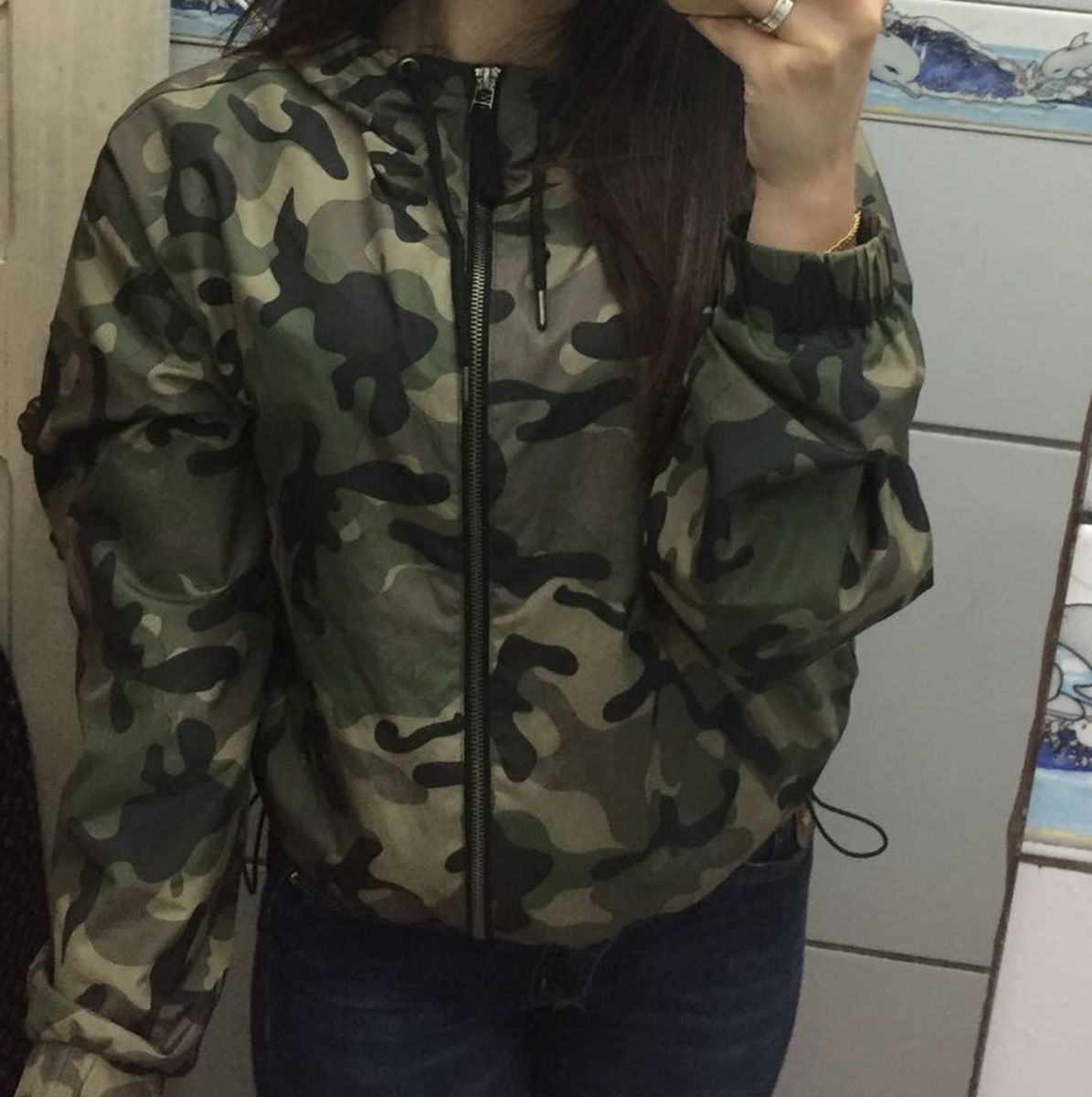 jaqueta corta vento camuflada feminina