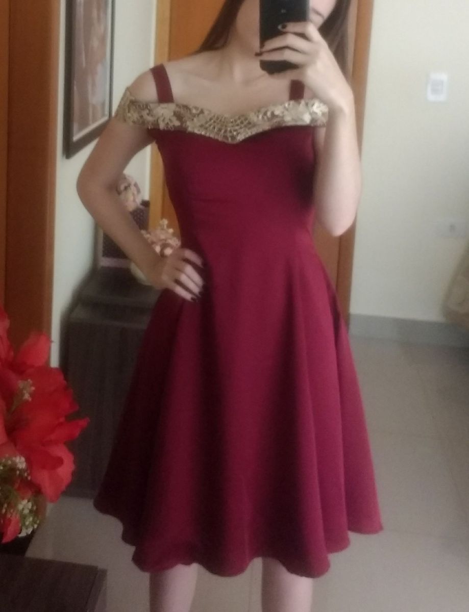 vestido bordo curto rodado