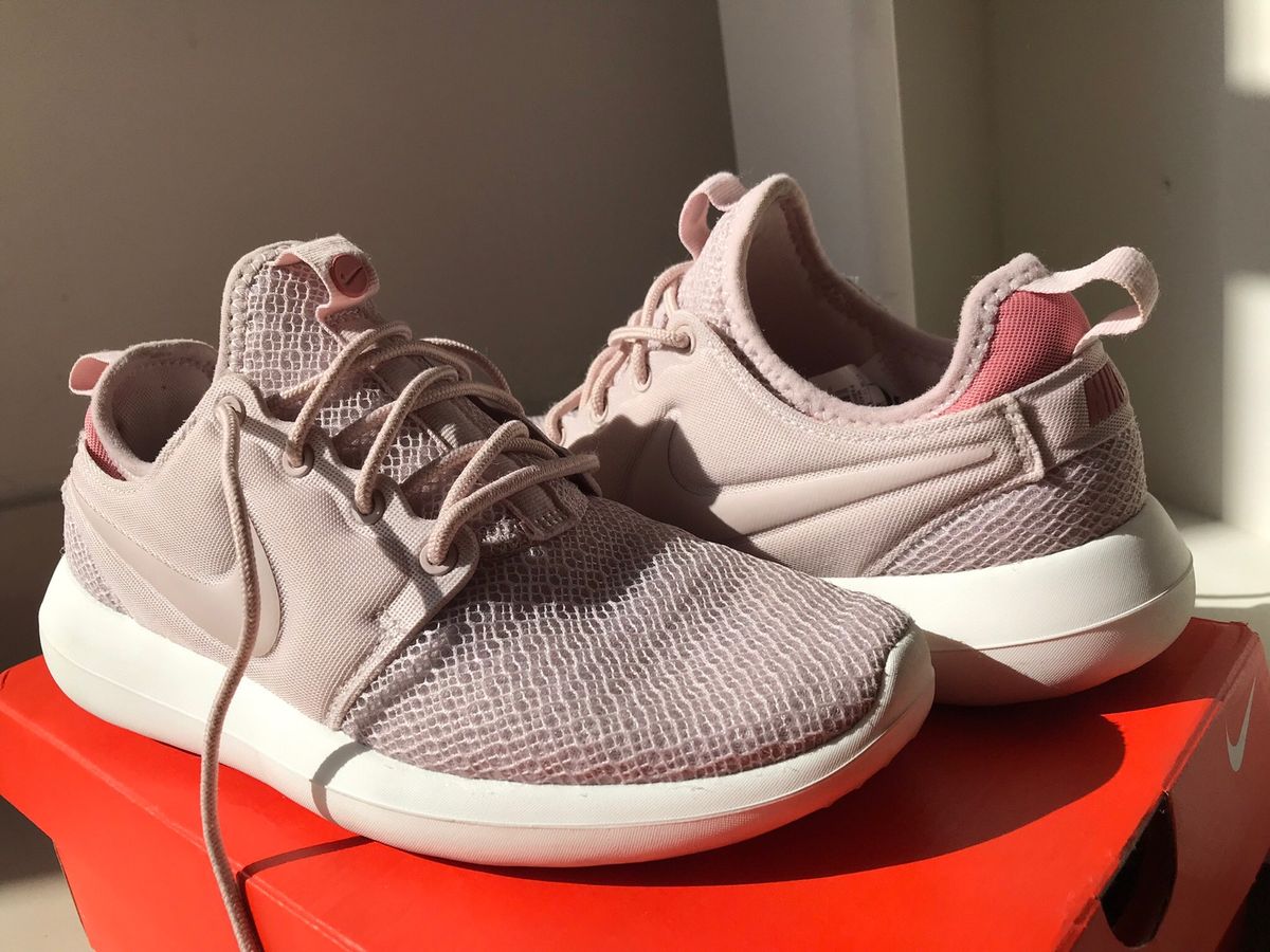 nike roshe two maroon