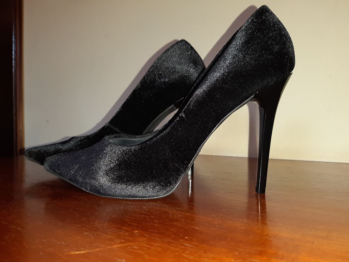 scarpin de veludo preto