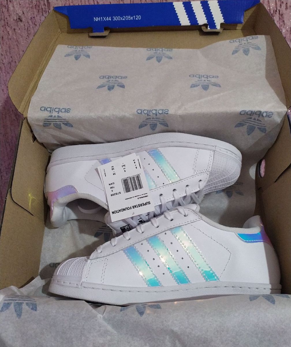 tenis adidas superstar holográfico feminino