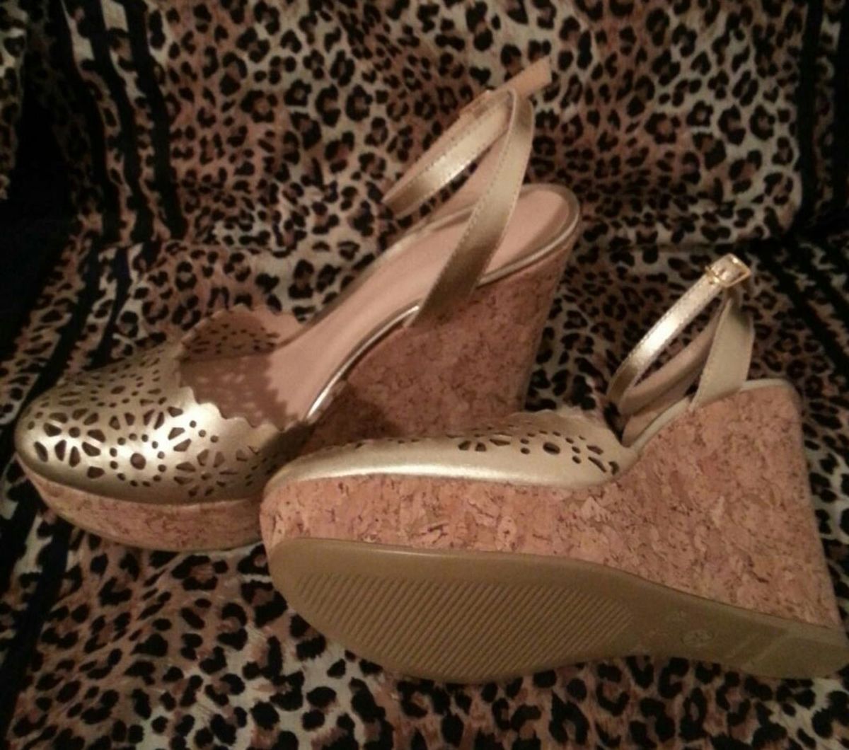 sandalia dourada satinato