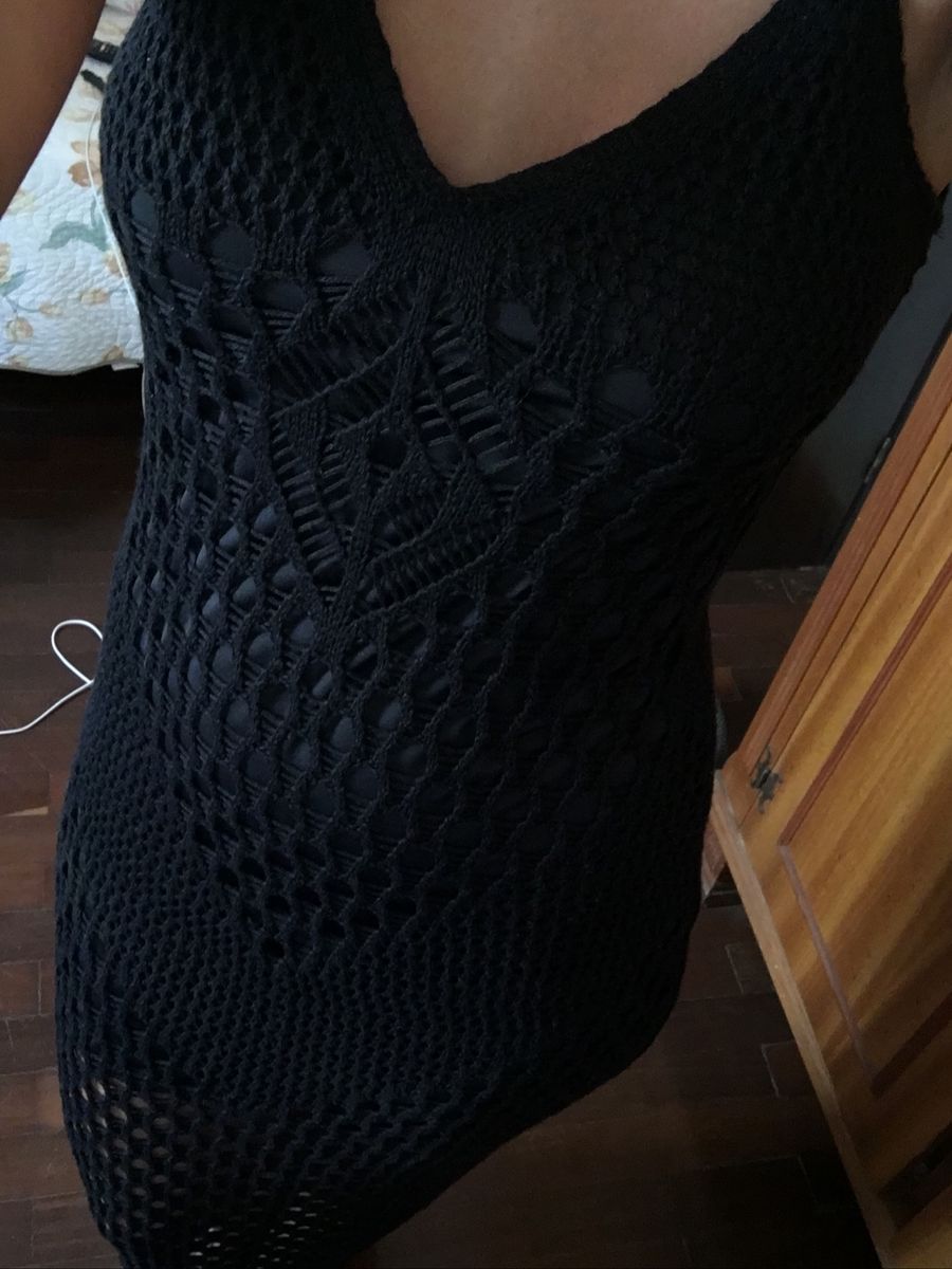 vestido preto de crochê