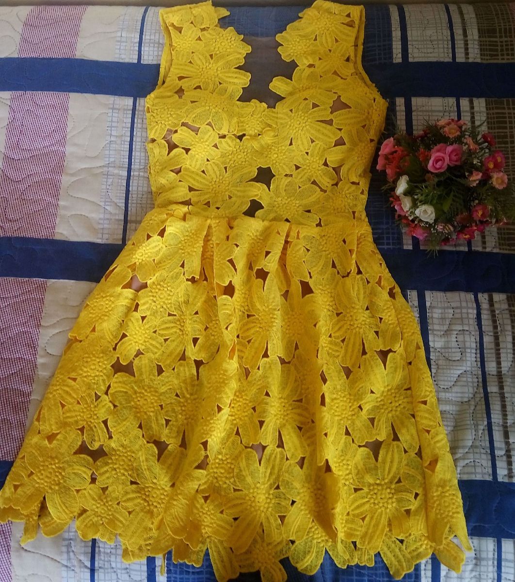 vestido de renda amarelo curto