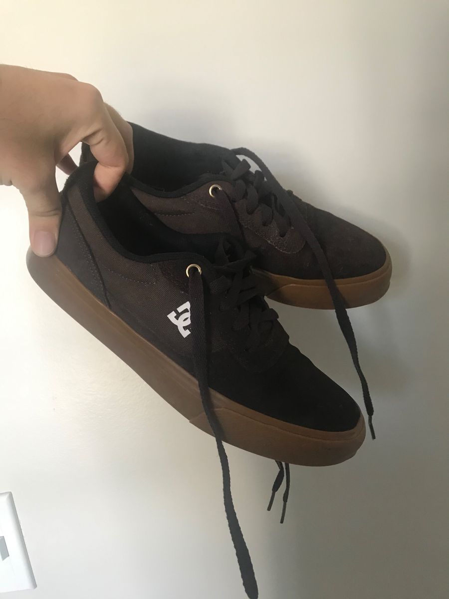 tenis dc preto sola marrom